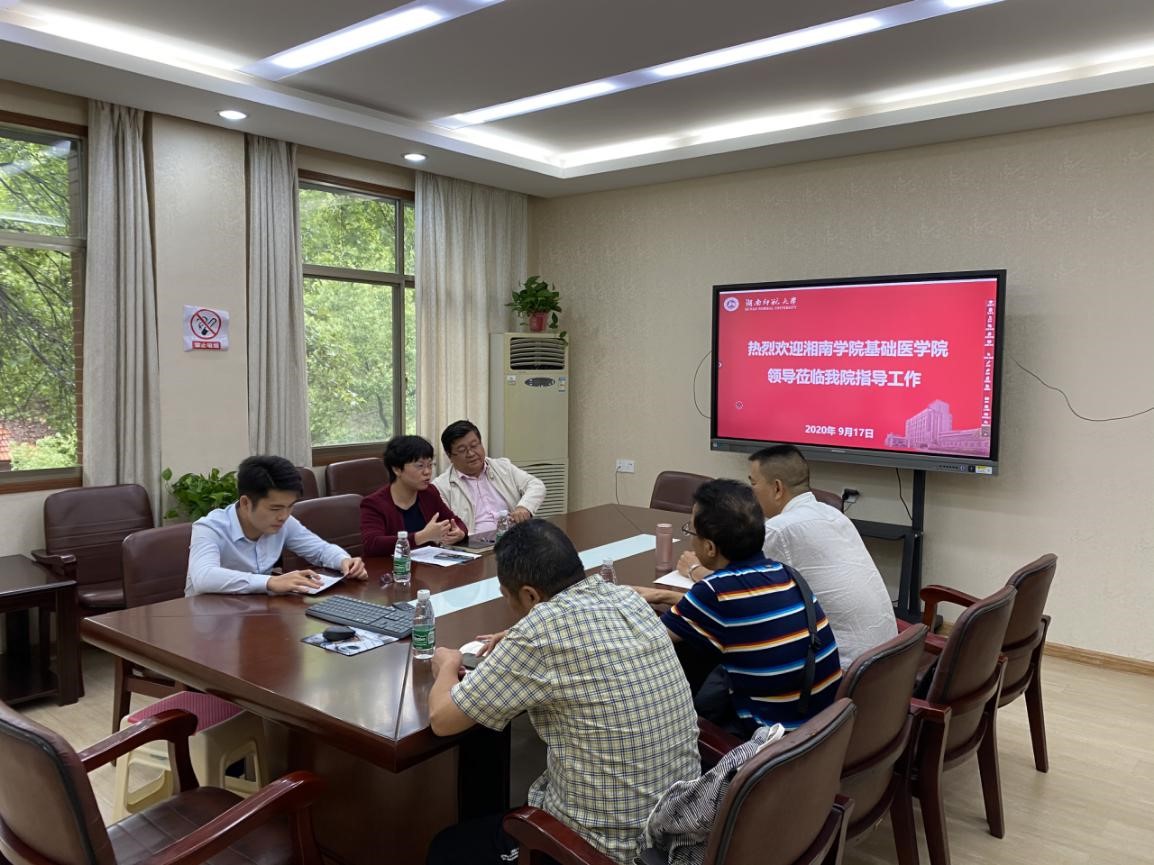 会议照片5人夏天图片