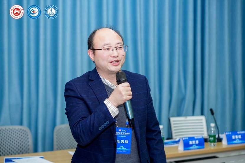 穿着蓝色衣服的人在房间里 AI 生成的内容可能不正确。 穿着蓝色衣服的人在房间里 AI 生成的内容可能不正确。