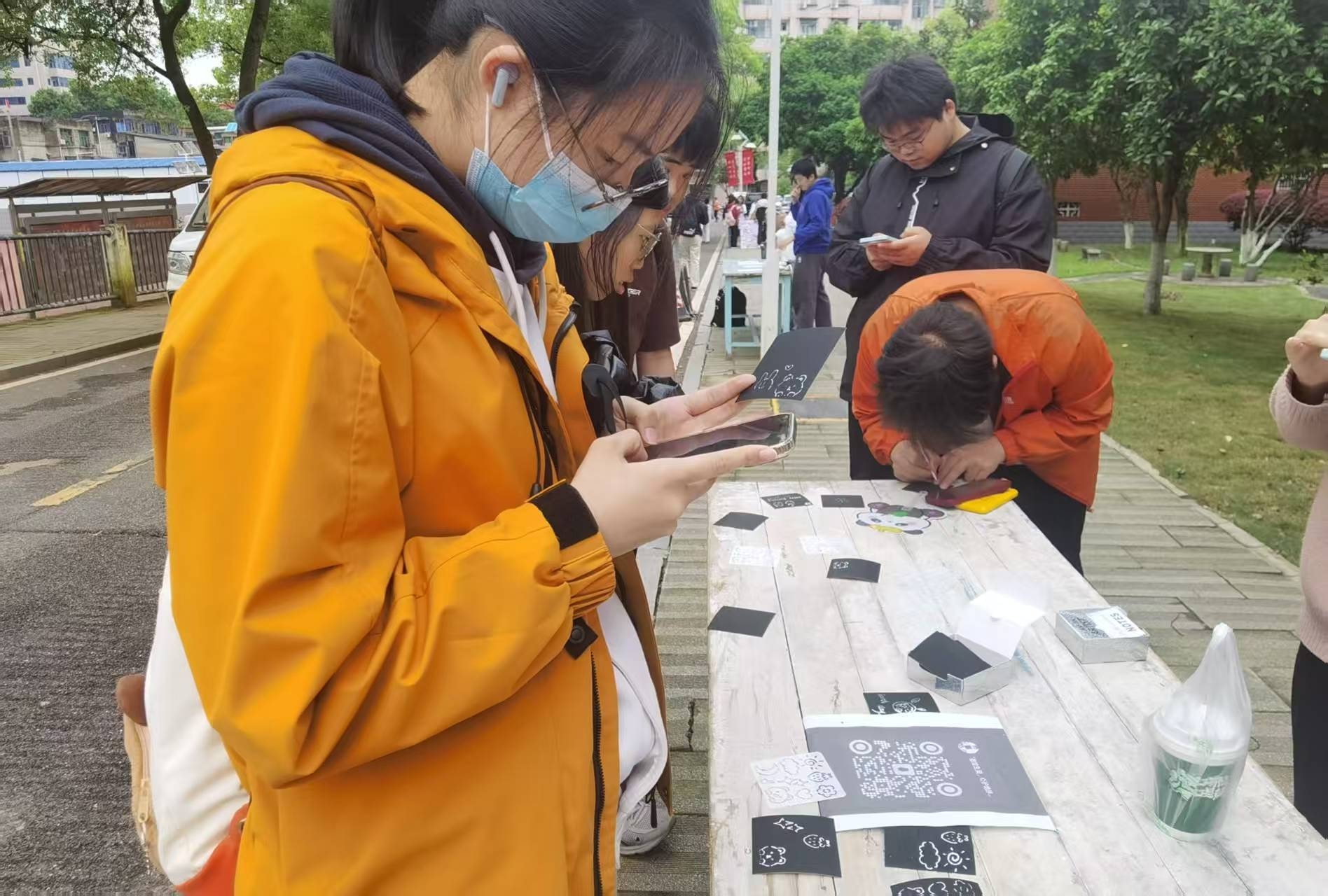 医学部学生会成长辅导室举办墨绘生灵，心护地球主题刮画活动-湖南师范大学医学部